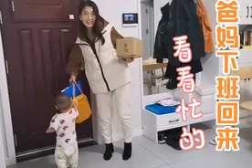 爸妈下班回来，周岁宝宝干了啥，宝妈直夸宝宝真乖