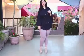 潮流穿搭-青色斗篷外套搭配浅色打底裤，很有气质哦！