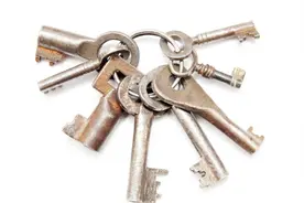 钥匙用久了锈迹斑斑？开锁师傅教我个绝招，锈迹立马消失，真省事