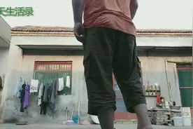 小天年前车祸腿骨折了，现在每天要锻炼走路，看着都疼！但要坚持