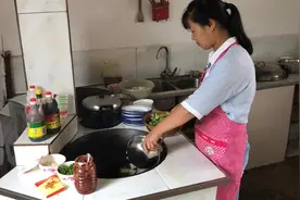 农忙季节，姑娘一个人煮30人的饭菜，当所有菜上桌时姑娘已累趴下