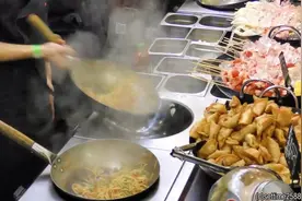 月薪1.5万的乌克兰中餐厨师，你看这手法如何，抛锅还是蛮熟练视频封面