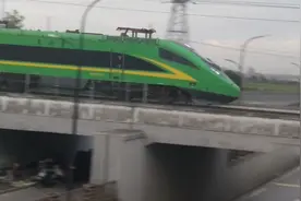全程1633公里 杭州开往北京所谓的“复兴号动车”D718次列车通过