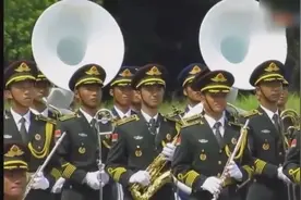 中国解放军三军仪仗队香港升旗仪式，国歌响起时，眼泪忍不住了视频封面