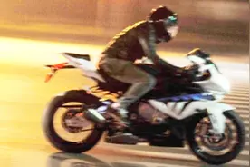 河南：飙车“网红”落网！男子骑摩托追高铁，最高时速280公里视频封面