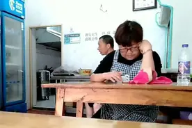 在老街小吃店，米西米西，听老板讲传奇故事。