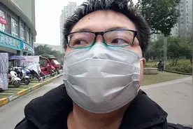到处都买不到酒精，胖哥总算找到地方买了，而且货还不少视频封面