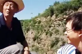 石头长着牙齿疑似恐龙化石，发现地还有神秘爪印，专家却另有说法视频封面