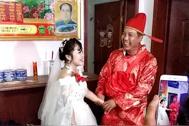 农村婚礼现场，喜公公和儿媳亲蜜互动。视频封面