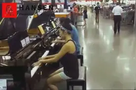 两位路人，在商场遇到两架钢琴，完美合奏阿黛尔冠军神曲！视频封面