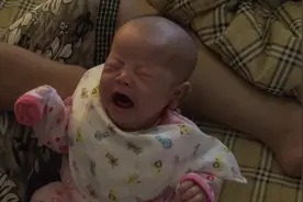 不给奶喝就抓狂的萌娃，一喝到奶就立马不哭，这不是个好习惯呀！视频封面