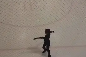 上海室内真冰溜冰场，小姐姐穿着专业的制服在溜冰！视频封面