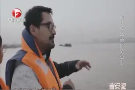 外国友人渡长江，看见野生长江江豚感觉非常神奇，它们在水中翻腾视频封面