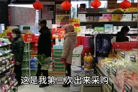 离武汉只有200公里的信阳市，娟子去超市采购，忍不住担心