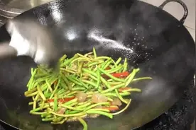 厨师嫌弃6800工资太低，老板让他现场炒两个菜，这水平该涨工资吗视频封面