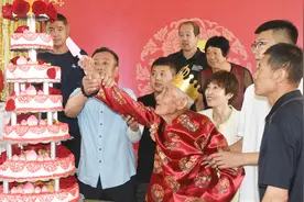 黑河市爱辉区四嘉子乡四嘉子村百岁老人过大寿子孙满堂送祝福视频封面