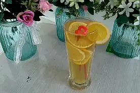 看师傅用半个橙子，一个绿茶包是怎样做出一杯健康营养的水果茶视频封面