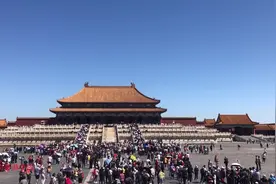 故宫的太和殿，是中国现存最高等级的古代建筑，也叫八宝金銮殿