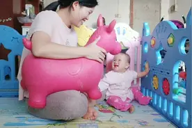 这真是带娃神奇，宝妈在客厅收拾2平方，宝宝可以玩上一整天