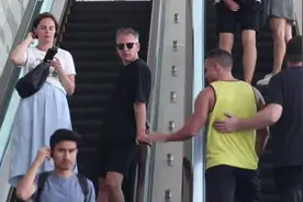 公共场所一个男人被另一个陌生男人摸了会是什么反应视频封面