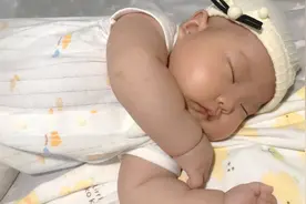 两个月宝宝在家不睡觉，带出去就秒睡，爸爸：天天想着出去玩儿！