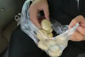 吃货公交车吃包子，没想却遭美女反感，结果一车人反应太有趣啦视频封面