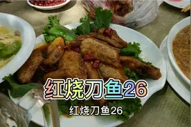 国企工人节假日也上班，干完活后犒劳自己，小菜一上啤酒一端开喝视频封面