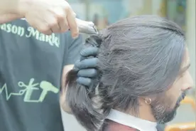 40岁男子长发剪短，立马变男神，帅到就像换了个人