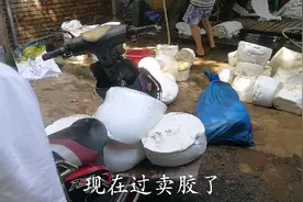 农村小伙带你们去看下胶农们半夜起来割胶收胶卖胶全过程，