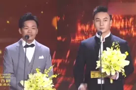 王宝强释小龙同台，两人竟是师兄弟，宝强戏称看小龙电影长大的视频封面