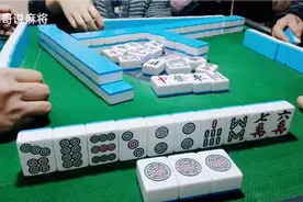 打麻将这种错误大家都会犯，这局牌美女反应太快了，什么情况呀？