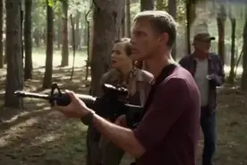 母蛇蜕下巨型蛇皮，吸引公蛇产卵，不料母蛇还在继续生长！视频封面