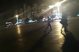 有没有人像我一样，一个人在这个夜晚孤独寂寞，总想找个人来陪？视频封面