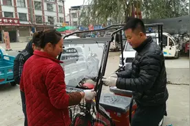 农村小伙买新型电动三轮车，共花费4200元，大家看看这车值不值。视频封面