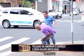 恶搞路人：假装蹲下系鞋带绊倒路人，路人都想揍他了，太搞笑了视频封面