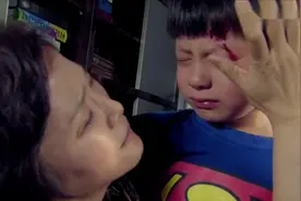 儿子在家闯祸，母亲把儿子推倒磕破了头，管都不管扭头就走视频封面