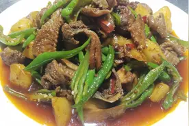 94厨师长教你.尖椒烧鸡学会这样烧.鸡皮糯香.肉质鲜嫩，太好吃了.