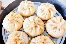 第一次老妈做包子，我来调味结果酱油放多了，大家有没做法推荐下视频封面