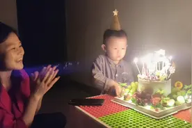 当国庆遇上中秋是中国节，十一回家给宝宝过生日，不一样的节日！