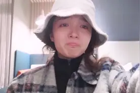 在英留学生辗转回国 防疫一幕感动流泪 来听听她对祖国的表白!视频封面