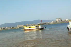 美丽的大海有我的故事！今天冒着危险拍摄当大浪来的时候女儿好怕视频封面