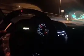 法拉利458炸隧道，带上耳机嗨翻天视频封面