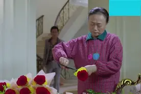 老公给妻子送玫瑰花，不料被丈母娘“择菜了”，气的老公当场发飙视频封面