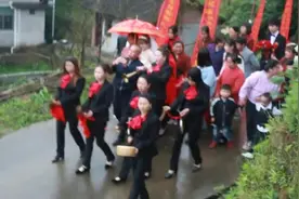 湖南安化农村，20岁一漂亮女孩走路出嫁，送亲人好多呀视频封面