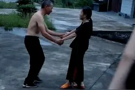 他是我哥和嫂子，我哥六年前得车祸，现在就变成这样的人