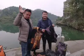 带着厂商赞助的两套潜水服，潜行兄弟潜入水下20米，感觉非常不错视频封面