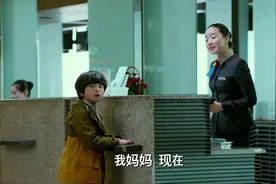 四岁萌娃一个人坐飞机出国，能说会道哄骗空姐，空姐的心都萌化了视频封面