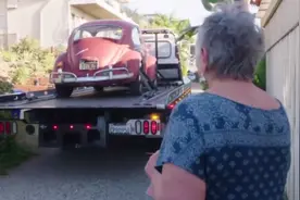 国外老奶奶将一台甲壳虫开了51年，汽车厂将其免费修复成新车！视频封面