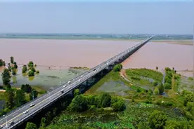 航拍汛期黄河郑州段，水位上涨河床滩地被淹，“母亲河”很壮观！视频封面