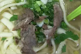 老妈看是往我碗里夹，怕我不够吃😁视频封面